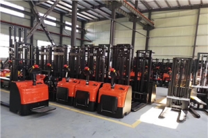 What need attention fork lift truck suppliers when loading and unloading cargo?