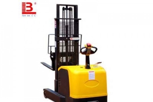 How to make full use of the efficiency of electric stacker?
