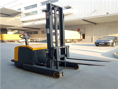 Pallet stacker truck