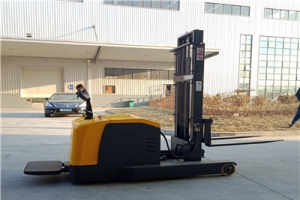 What are the safety requirements for pallet forklift?