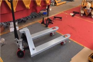What is the current development status of hydraulic hand pallet trucks in China?