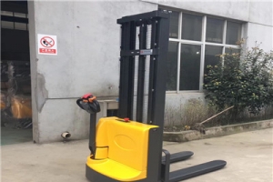 How to maintain the pedestrian pallet stacker?