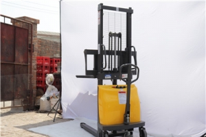 semi electric stacker suppliers teaches you how to use the stacker car efficient