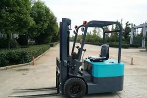 Why do three-wheel electric forklift corrode and rust?