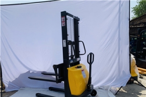 What is the difference between DC and AC motor for electric pallet stacker truck