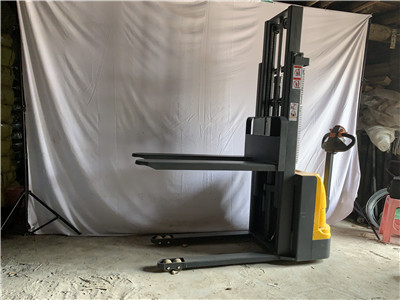 electric stacker forklift