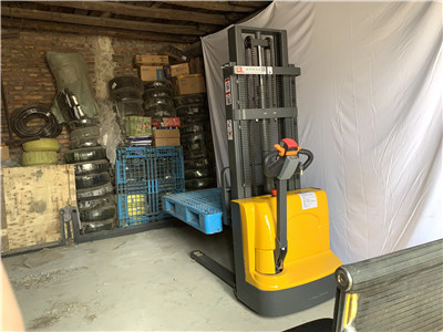 electric stacker forklift