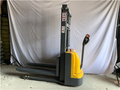 electric stacker forklift