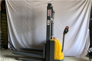 How to regulate the use of electric pallet stacker?