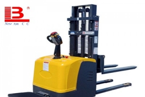 Do you know the advantages and disadvantages of the fork-legged jack stacker?