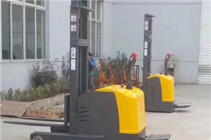 Why is there a leak in electric pallet stacker?