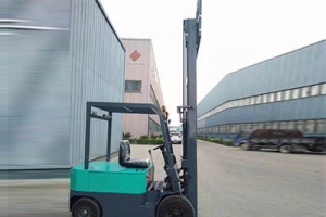 How to safely use the hydraulic forklift battery?