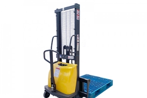 How to operate the automatic pallet stacker correctly?