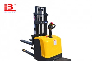 How to handle the walkie forklift and what are the precautions?