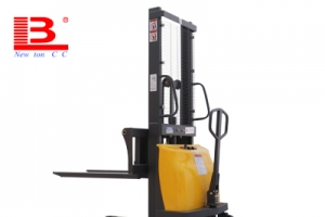 What should you pay attention to when using semi electric stacker suppliers?