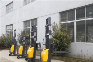 How to charge a semi electric stacker suppliers battery? 