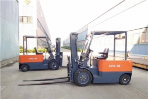 Sales of electric mini forklift talk about how the break-in period with new fork