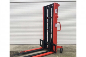 What are the characteristics of the manufacturer's hydraulic hand lifter?