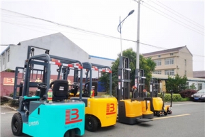 What are the methods for maintaining electric forklifts in hot weather?