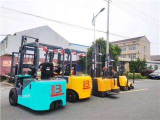 What are the methods for maintaining electric forklifts in hot weather?
