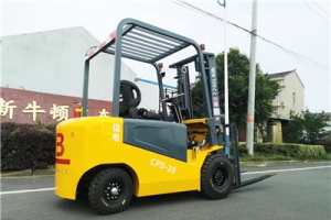What is the impact of the number of batteries in an electric forklift?