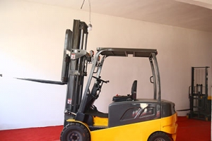 How to unload goods with hydraulic forklift?