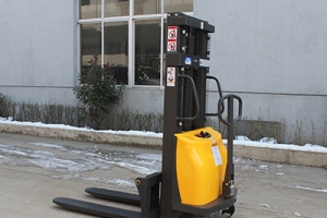 What are the precautions for charging the battery of a semi-electric stacker?