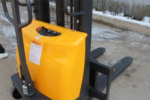 How much is a semi-electric stacker? How to clarify your needs?