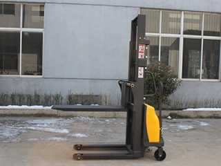 Why does the battery life of semi-automatic stackers decrease?