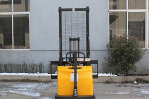What are the specialties in the design of semi electric stacker?