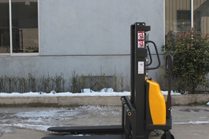 How to replace the battery of a semi-electric stacker