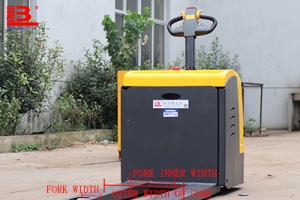 What are the specifications of the pallets used by the electric transpallet fork