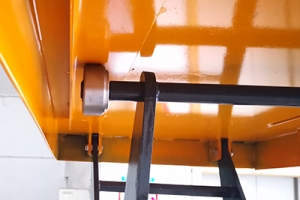 What factors should be considered when customizing a hydraulic lifting platform?