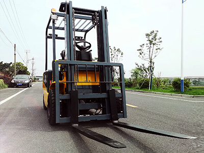 What should be done before using the newly purchased 3 ton electric forklift?