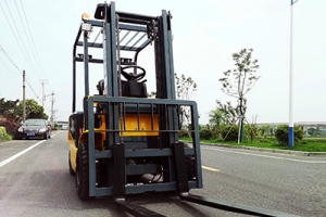 What details should pay attention to when using the electric forklift?
