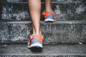 Electric forklift manufacturer: self-discipline can manage others