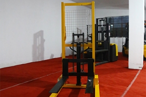 Function of hand operated forklift