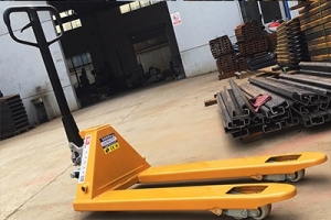 How to change hydraulic oil for manual forklift?