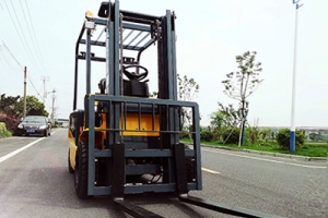 Forklift manufacturers: working devices of electric forklift