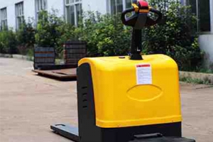 Why does the electric pallet truck leak oil?