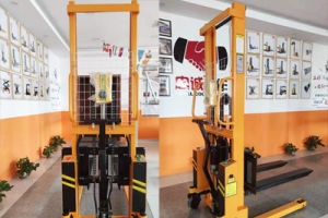 What are the characteristics of manual hydraulic forklift?