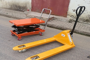 How to operate the hand pallet jack correctly?