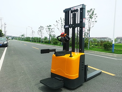 What should be paid attention to when using lubricating oil for electric stacker