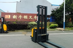 The difference and use of manual stacker and electric stacker