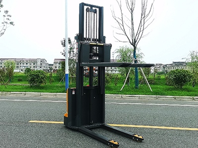 How to choose electric pallet truck stacker?