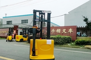 Why does the electric pallet stacker use a hydraulic transmission system?