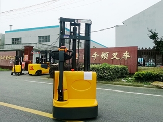 How to compare the performance of electric stacker and choose the right product?
