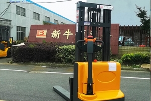 How much width should be reserved for the channel of electric hydraulic forklift