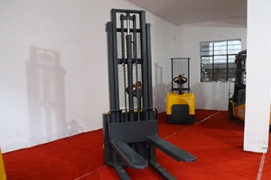 Comparison of semi-electric stacker and full-electric stacker