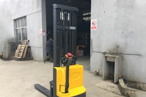 How to assemble the lifting chain of the walking forklift?